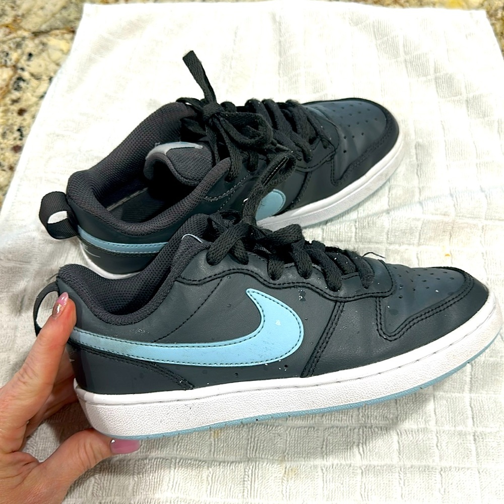 BOYS size 4.5Y (fits women 6.5) blue grey Nike grade school borough.